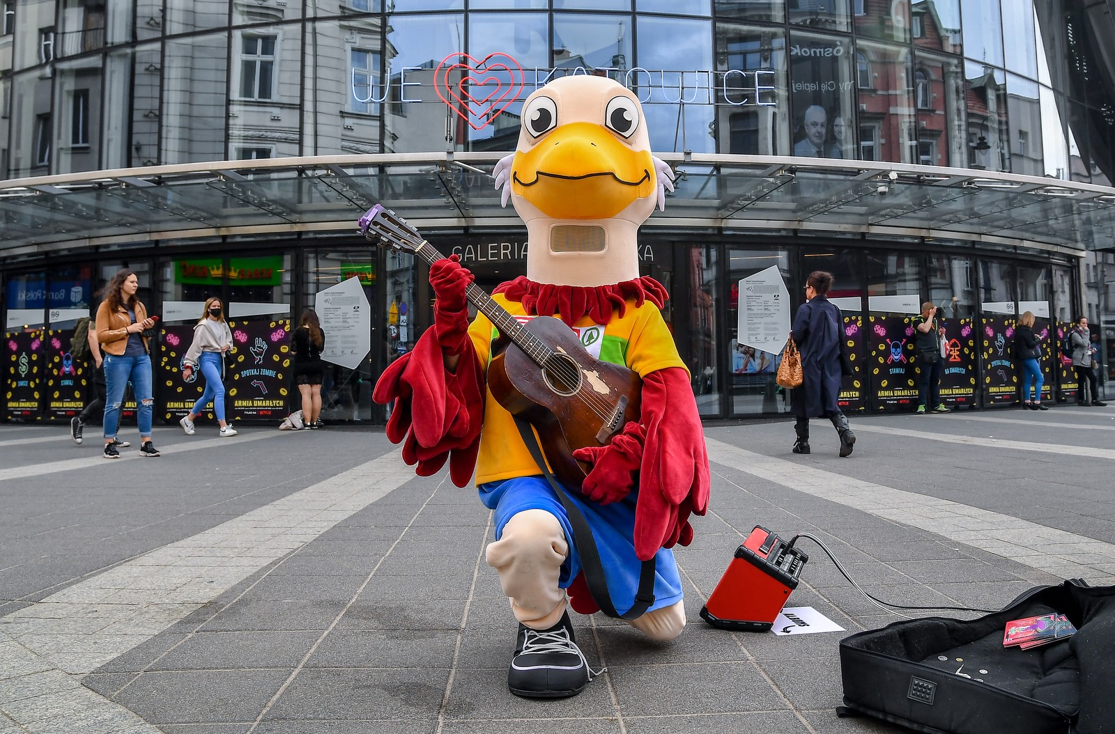 Na fotografii widnieje przebranie za strusia pozujące do zdjęcia z gitarą w Katowicach